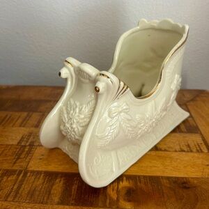 Christmas Sleigh Music Box Gold Trim Cream Holiday Porcelain Decor Made Taiwan